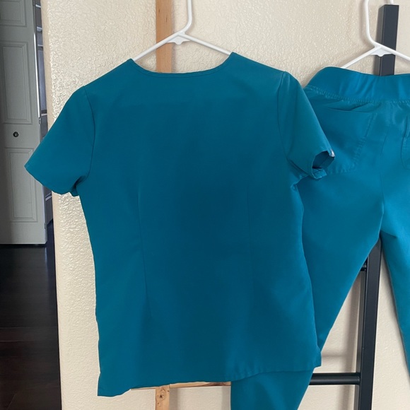 FIGS Pacific Blue High Waisted Zamora Joggers and Casma Top - Picture 4 of 10